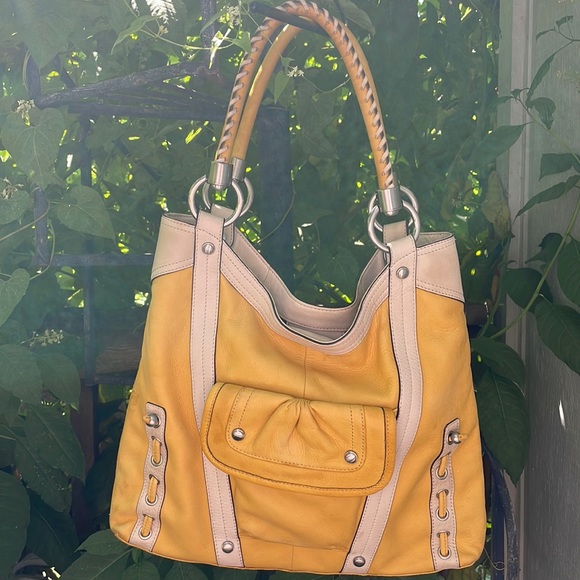 B. Makowsky Yellow Soft Leather Purse w/ Crème Color Trim (Clean Interior) - Picture 3 of 16